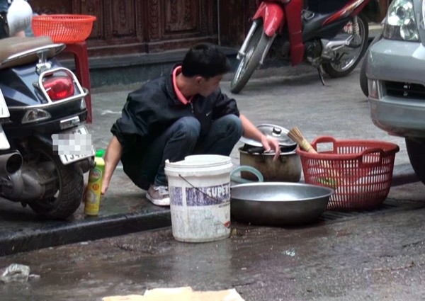 Phần[-]lớn[-]quán[-]ăn[-]vỉa[-]hè[-]Hà[-]Nội[-]đều[-]"gần[-]nguồn[-]ô[-]nhiễm"[-]5